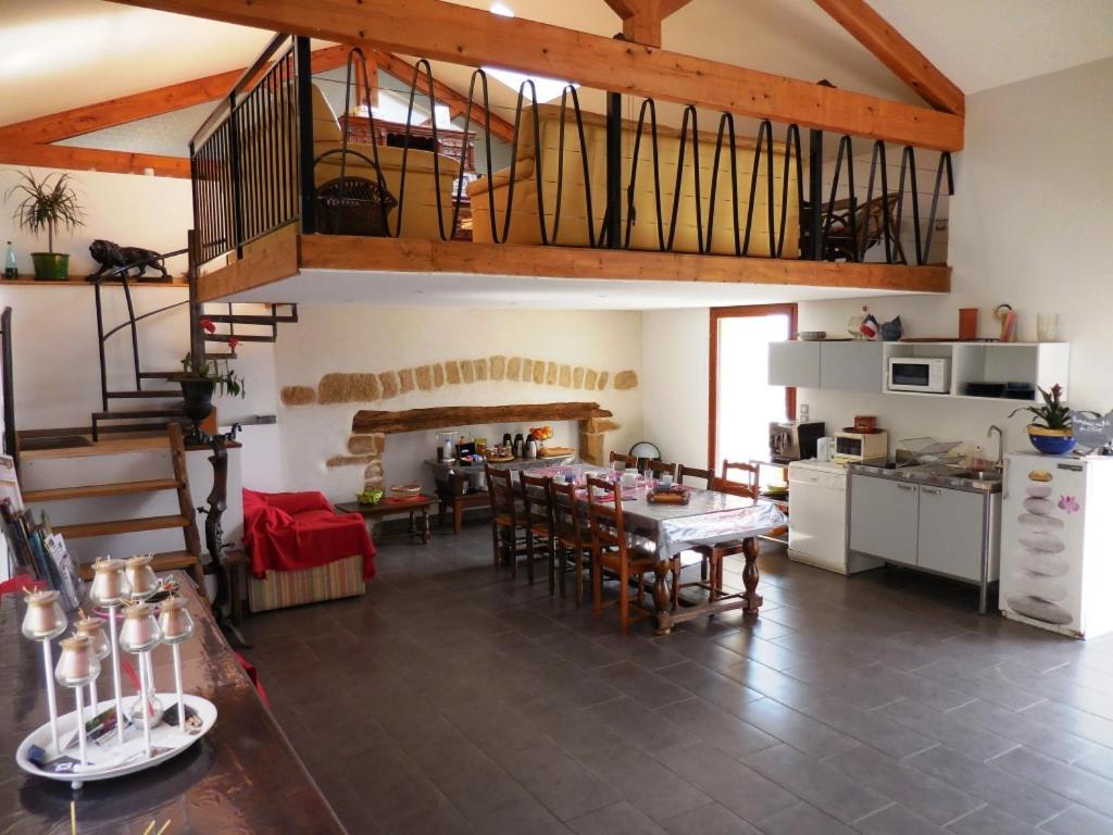 Maison D'Hotes Des 2 Chenes Bessenay Exterior photo